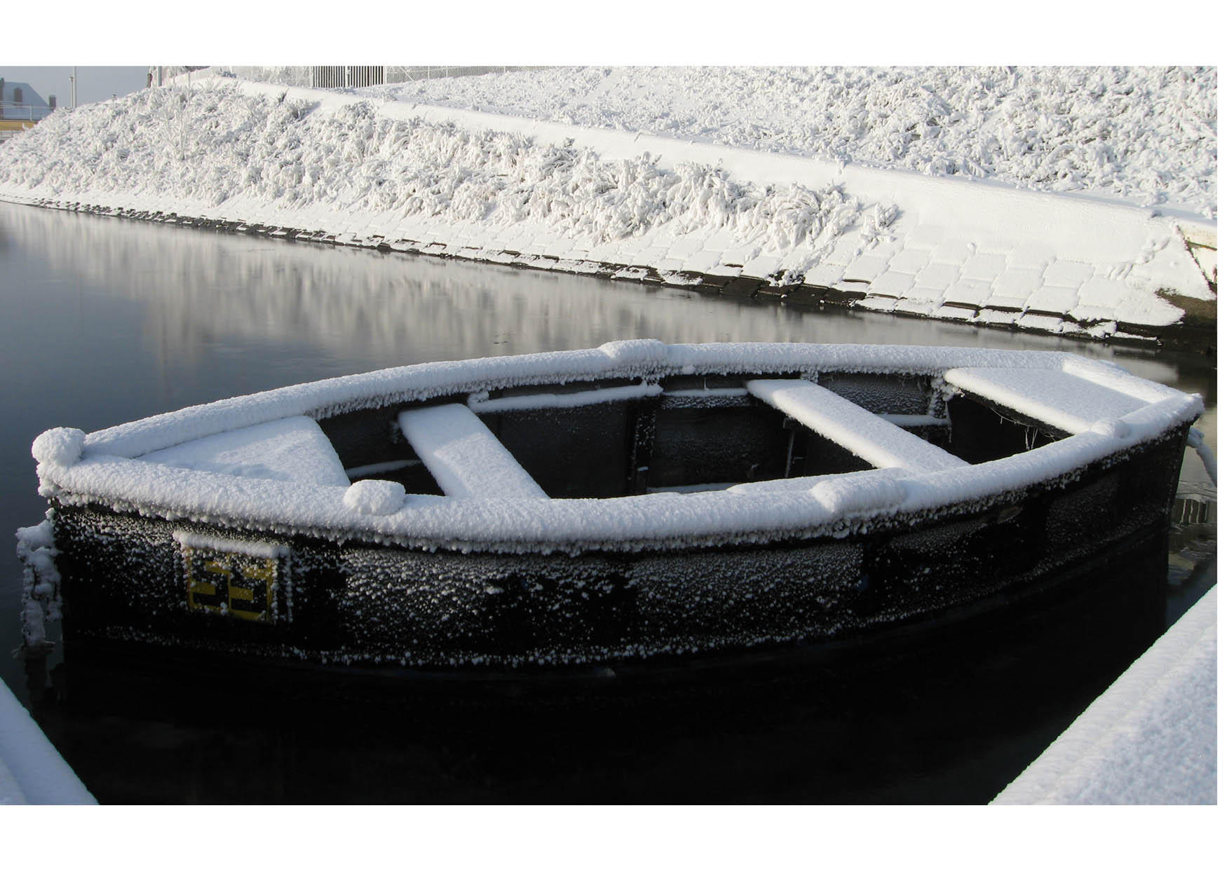 Photo boat in winter