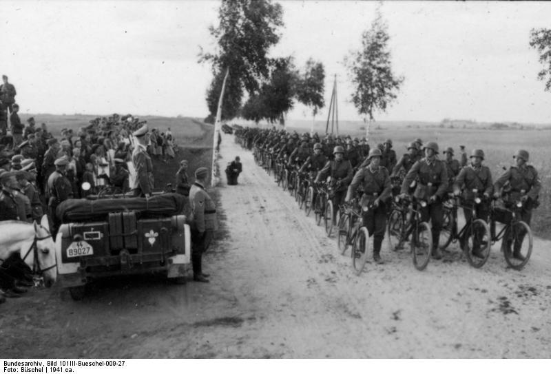 Photo bueschel - himmler looks at troops