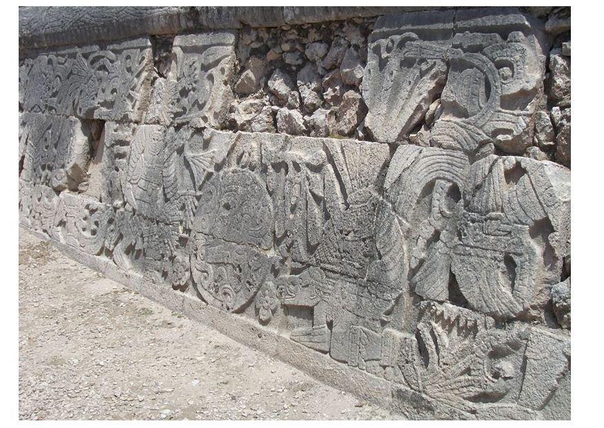 Photo chichen itza- carving on stadium wall