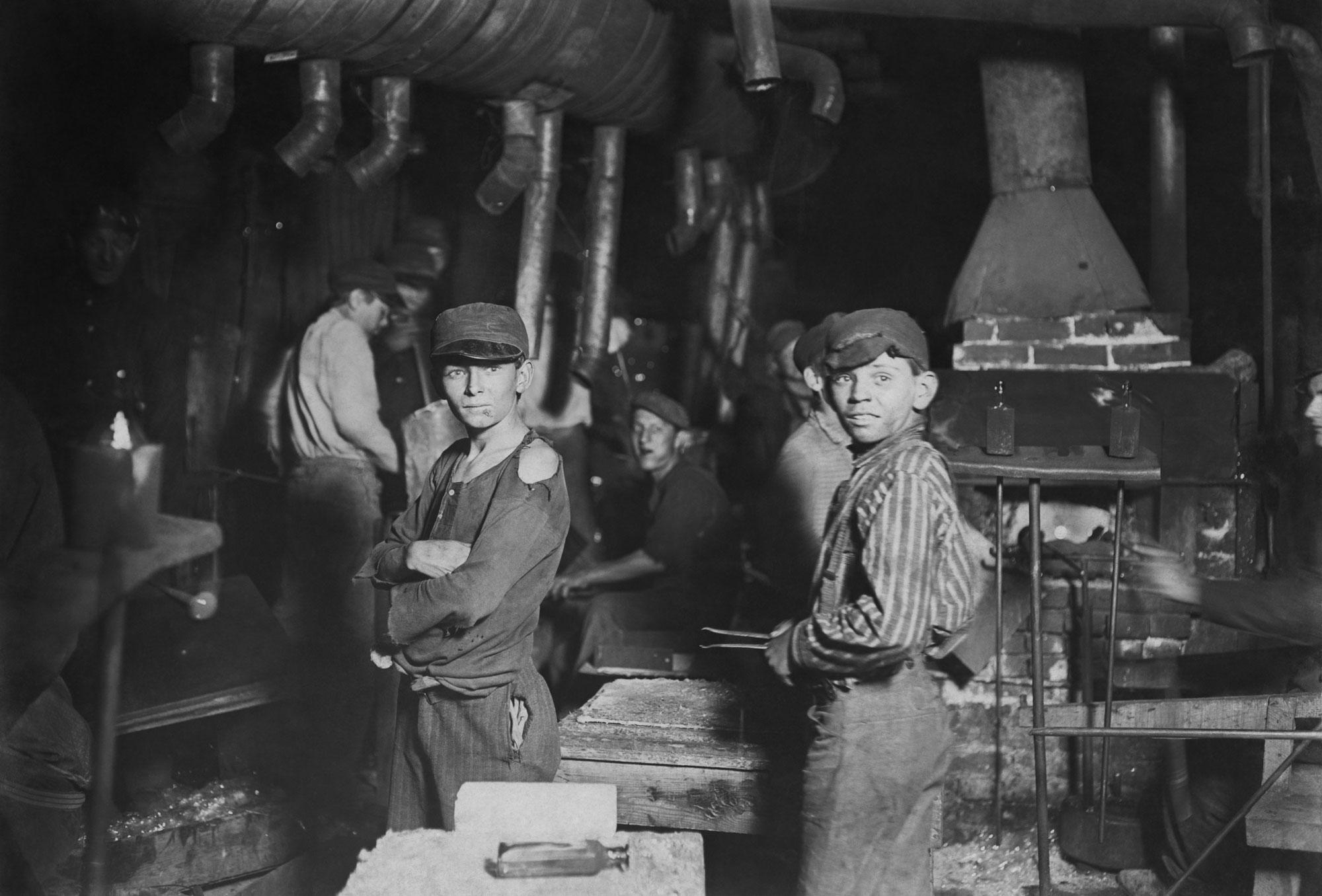 Photo child labour - glass blowing 1908