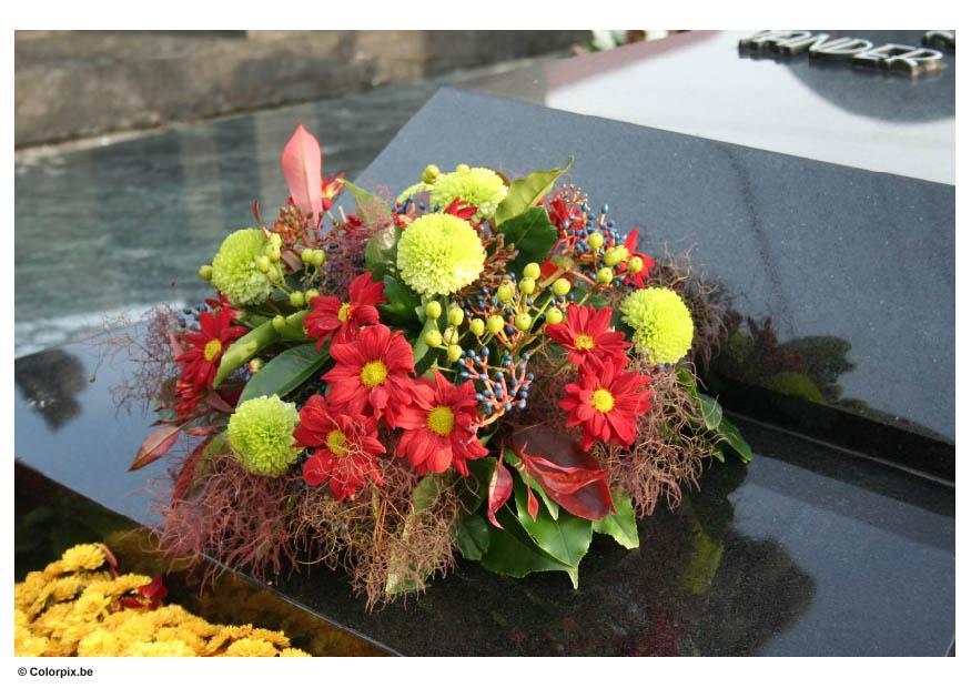 Photo flowers in graveyard