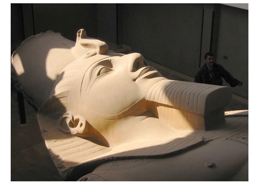 Photo giant statue of ramses ii