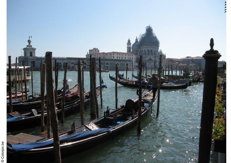 Photo gondalas on the grand canal