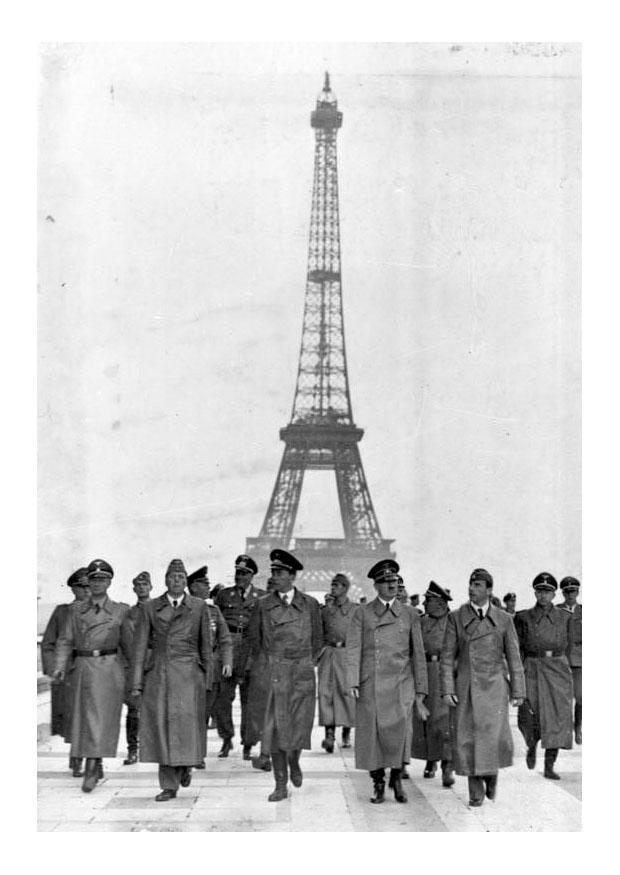 Photo hitler under the eiffel tower