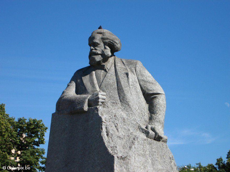 Photo karl marx statue