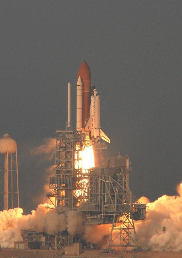 Photo lift-off space shuttle