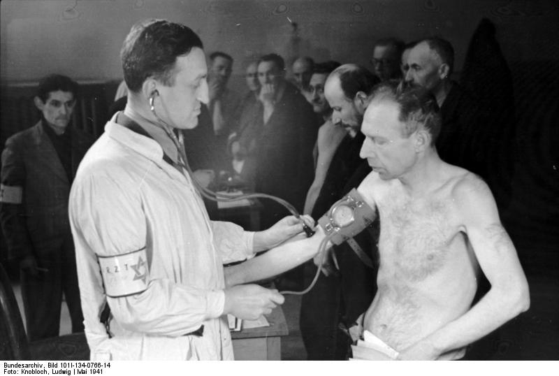 Photo poland - ghetto warsaw - men receive medical check-ups