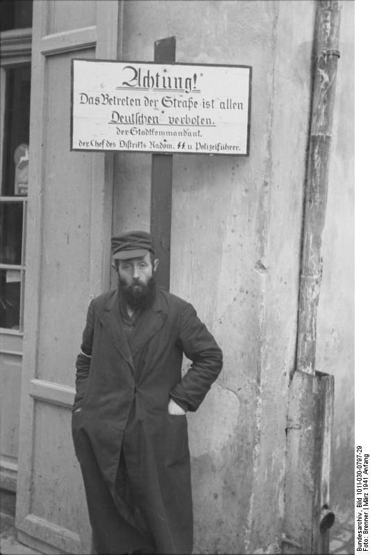 Photo poland - ghetto_radom - jew in frond of prohibition sign