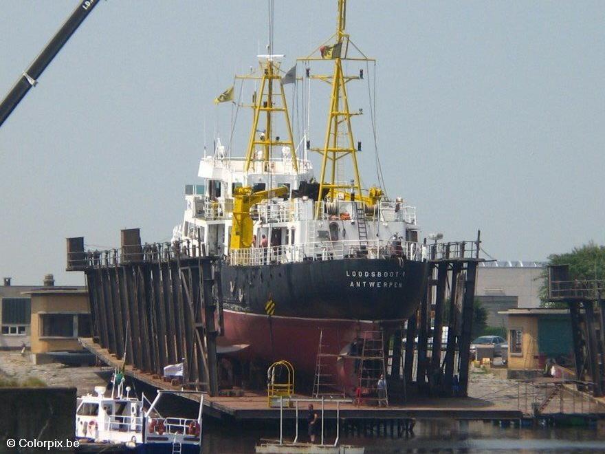 Photo ship in dry dock