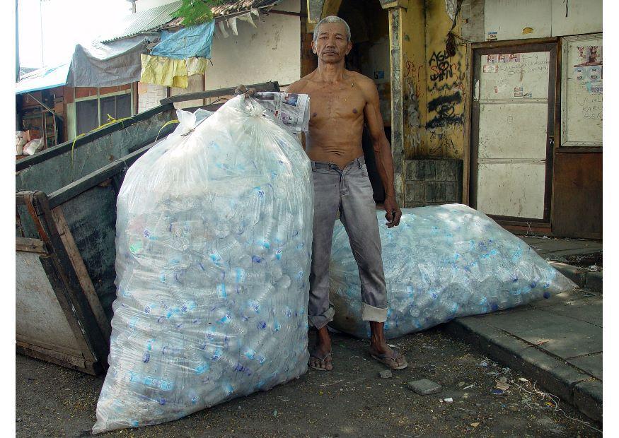 Photo slums in jakarta, indonesia