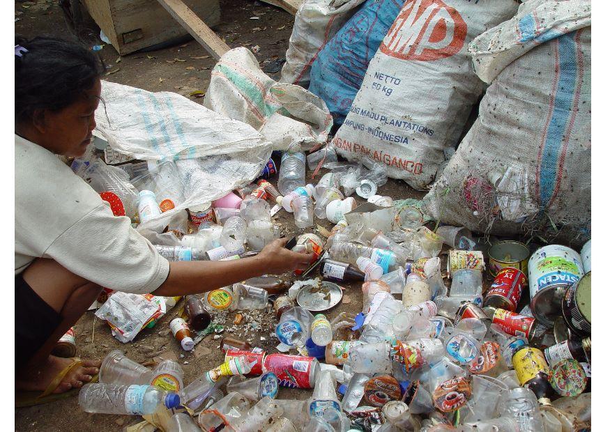 Photo slums in jakarta, indonesia