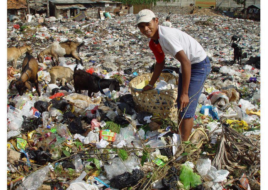 Photo slums in jakarta, indonesia