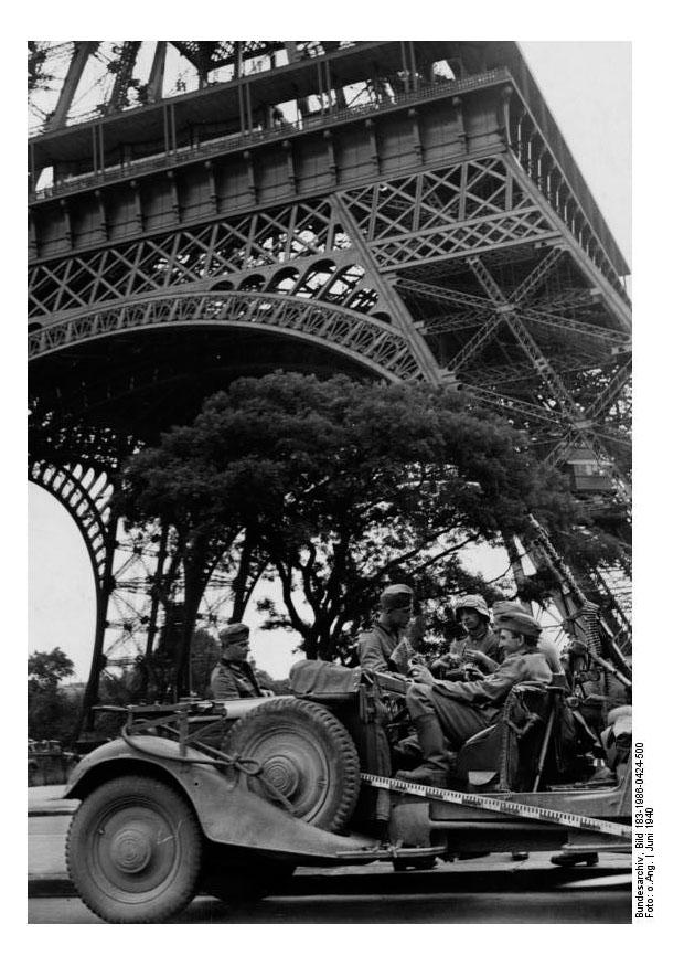 Photo soldiers under the eiffel tower