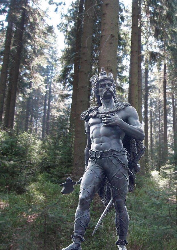 Photo statue of ambiorix  in the forest