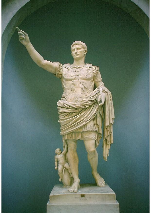 Photo statue of emporer augustus