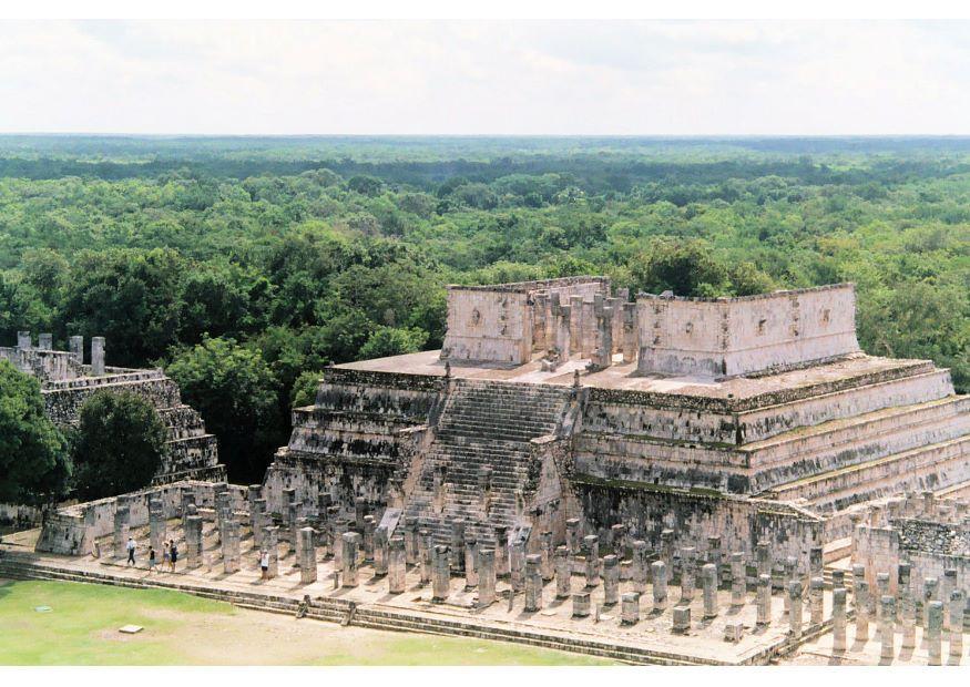 Photo temple of the warriors, chichen itza