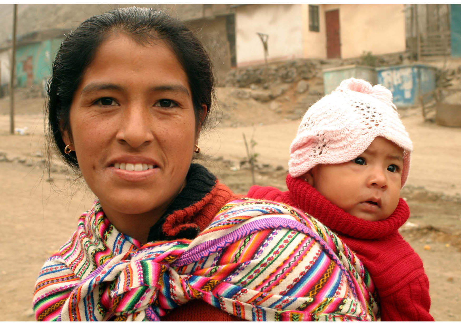 Photo woman carrying baby on her back